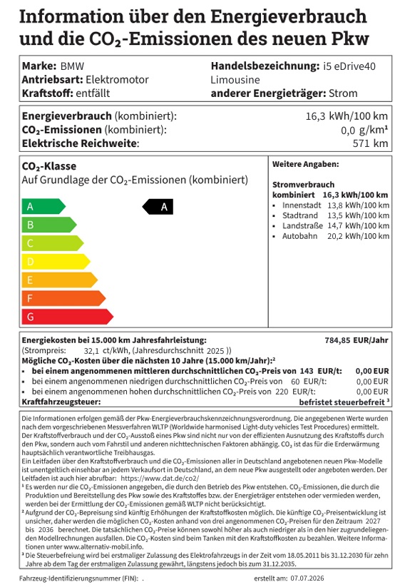  Energieverbrauchsetikett eines neuen BMW i5 eDrive40 Limousine Elektrowagens. Es weist einen kombinierten Stromverbrauch von 16,3 kWh/100 km, 0 g/km CO₂-Emissionen (Klasse A) und eine elektrische Reichweite von 571 km aus. Die geschätzten jährlichen Energiekosten betragen 916,88 Euro