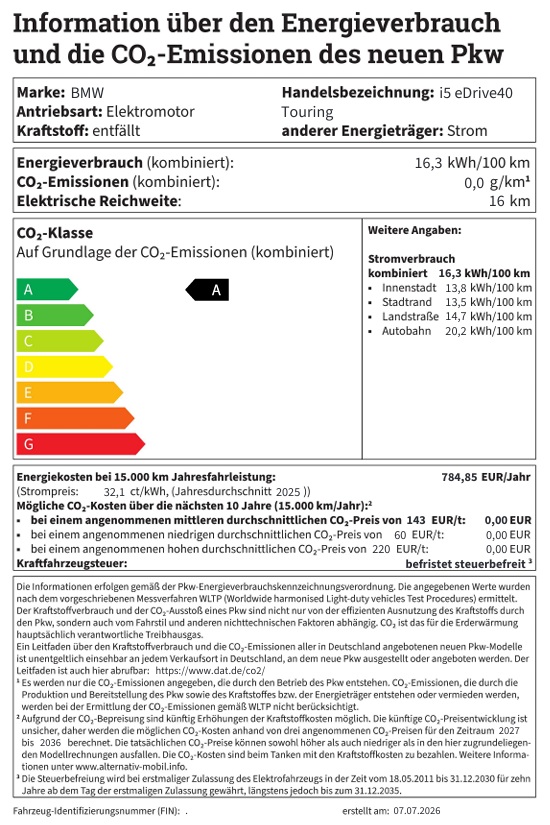 Ein Energieverbrauchsetikett für den BMW i5 eDrive40 Touring. Es zeigt den kombinierten Energieverbrauch von 17,0 kWh/100 km, 0 g/km CO₂-Emissionen und eine elektrische Reichweite von 548 km. Die CO₂-Effizienzklasse ist A. Weitere Angaben zum Stromverbrauch (kombiniert, innerorts, Stadtrand, Landstraße, Autobahn) und zu den Energiekosten über 10 Jahre sind ebenfalls aufgeführt