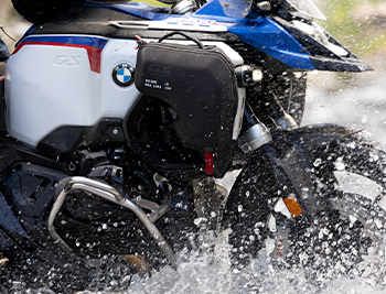 Das Bild zeigt eine actionreiche Detailaufnahme einer BMW R 1300 GS Adventure bei einer Wasserdurchfahrt.