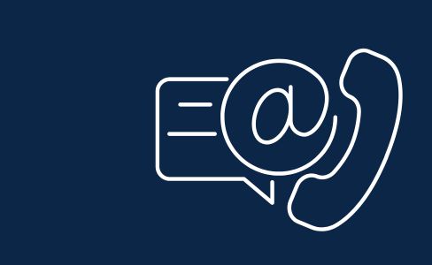 Ein minimalistisches Ensemble aus Sprechblase, @-Zeichen und Telefonhörer auf dunkelblauem Grund symbolisiert die verschiedenen Kommunikationswege. Die feine, weiße Linienführung vermittelt eine moderne und direkte Erreichbarkeit für Großkunden über alle digitalen und persönlichen Kanäle.