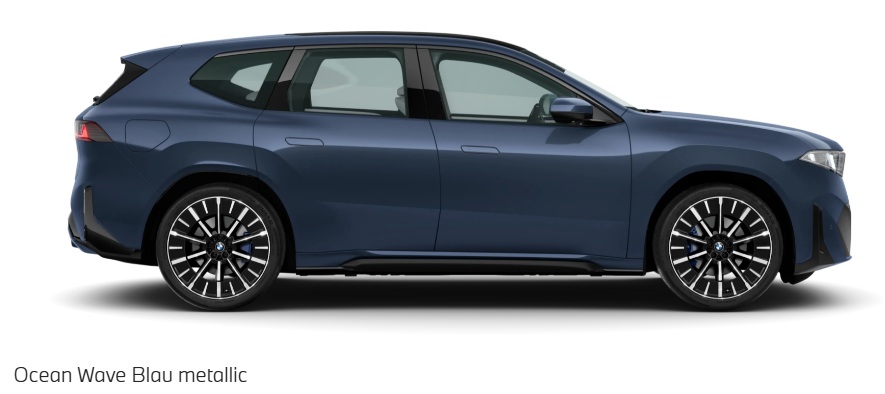  Das Bild zeigt die Seitenansicht eines blauen BMW iX3 auf weißem Hintergrund. Das Fahrzeug hat sportliche Felgen mit blauen Bremssätteln. Unter dem Bild steht der Text „Ocean Wave Blau metallic“.