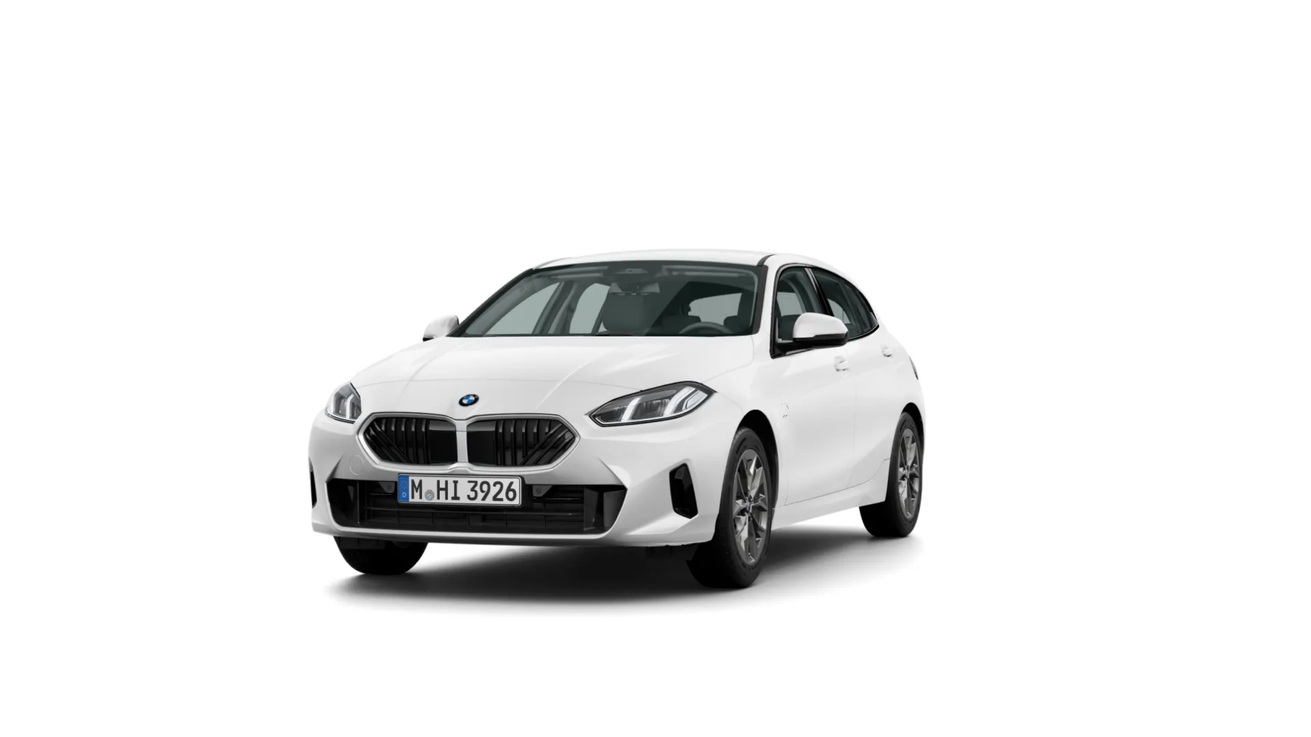 Das Bild zeigt einen weißen, viertürigen BMW 1er-Reihe. Das Auto steht schräg von vorne auf einem weißen, leeren Hintergrund. Das Kennzeichen "M HI 3926" ist auf der vorderen Stoßstange zu sehen.