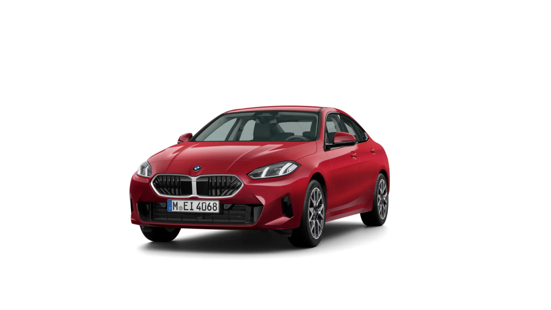 Das Bild zeigt ein rotes, viertüriges BMW 2er-Reihe Gran Coupé. Das Auto steht schräg von vorne auf einem weißen, leeren Hintergrund. Das Kennzeichen "M EI 4068" ist auf der vorderen Stoßstange zu sehen.