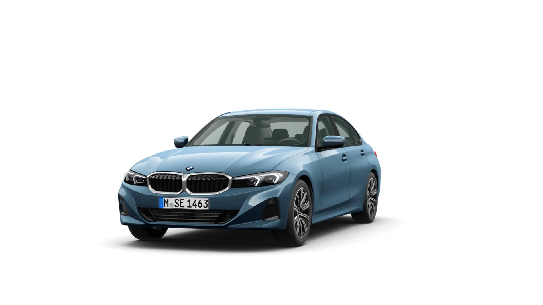  Das Bild zeigt ein hellblaues, viertüriges Auto der BMW 3er-Reihe. Es steht schräg von vorne auf einem weißen, leeren Hintergrund. Das Auto hat einen Chrom-Kühlergrill und schlanke Scheinwerfer. Das Kennzeichen "M SE 1463" ist auf der vorderen Stoßstange zu sehen.