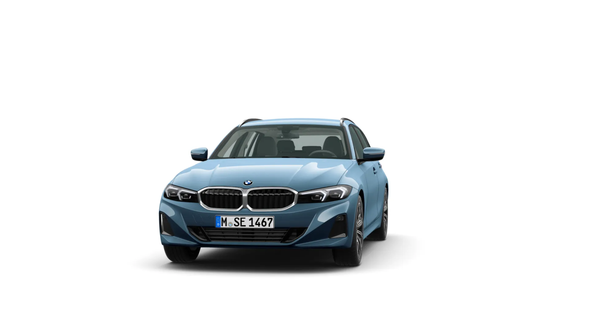  Das Bild zeigt ein hellblaues Auto der BMW 3er-Reihe Touring (Kombi). Es steht schräg von vorne auf einem weißen, leeren Hintergrund. Das Fahrzeug hat eine Dachreling, einen Chrom-Kühlergrill und schlanke Scheinwerfer. Das Kennzeichen "M SE 1467" ist auf der vorderen Stoßstange zu sehen.