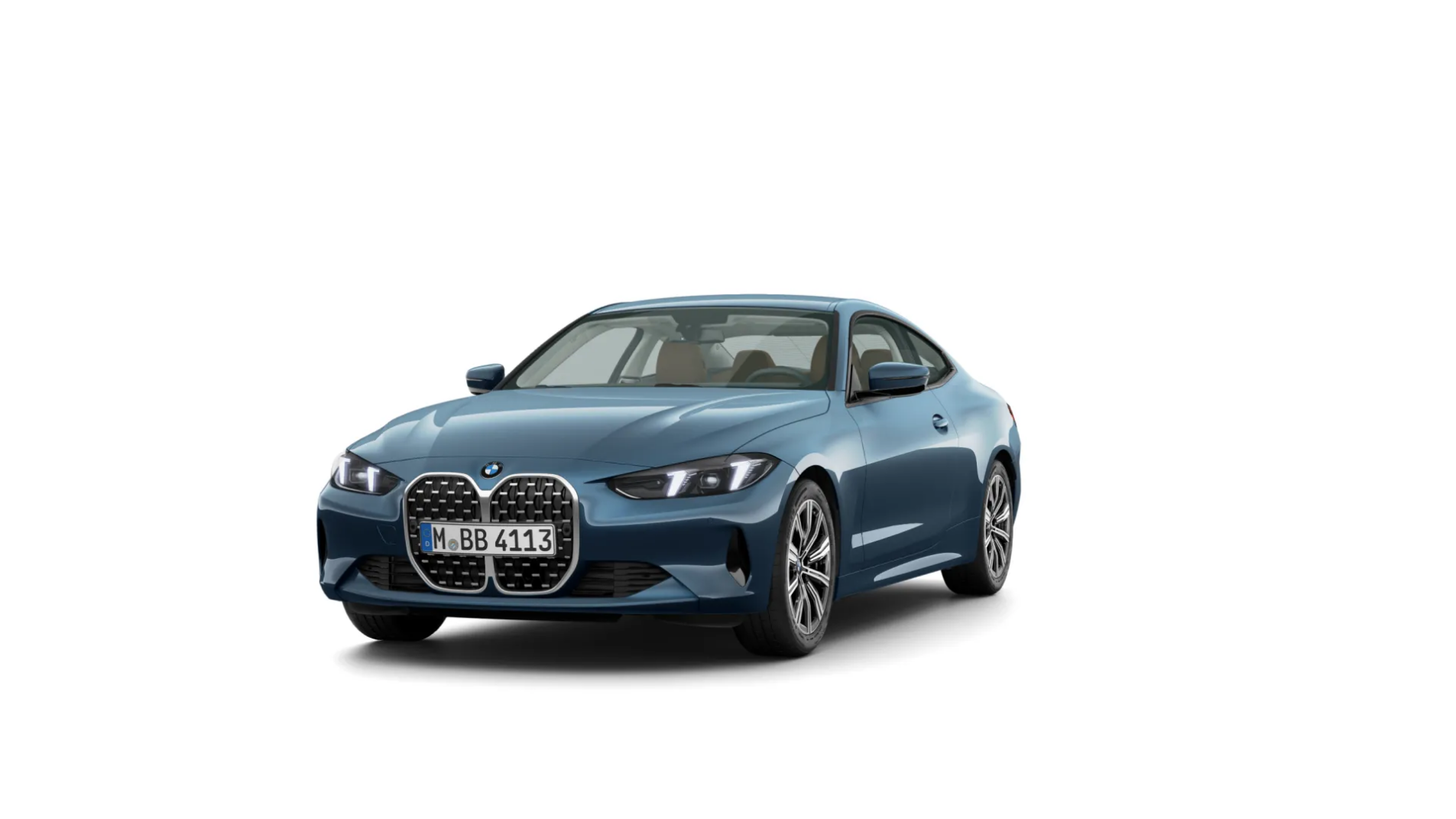  Das Bild zeigt ein dunkelblaues, zweitüriges BMW 4er-Reihe Coupé. Das Auto steht schräg von vorne auf einem weißen, leeren Hintergrund. Es hat einen großen vertikalen Kühlergrill und schlanke Scheinwerfer. Das Kennzeichen "M BB 4113" ist auf der vorderen Stoßstange zu sehen.