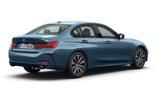 Das Bild zeigt die Heckansicht einer BMW Limousine (wahrscheinlich ein 3er Modell) in einem matten Blauton auf weißem Hintergrund.  Die Aufnahme hebt das Design des Hecks hervor, einschließlich der L-förmigen LED-Rückleuchten. Man sieht die Auspuffendrohre auf der linken Seite. Wie in der vorherigen Ansicht ist das Fahrzeug mit zweifarbigen Felgen ausgestattet. Die Seitenlinie ist klar und elegant. Das Kennzeichen "M CV 5628E" ist ebenfalls sichtbar.
