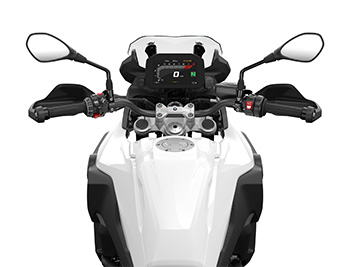 Fahreransicht der BMW F 800 GS mit Lenker, Display und Bedienelementen.