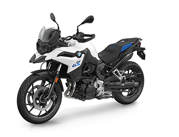 BMW F 800 GS in weißer Lackierung in dynamischer Front-Seitenansicht.