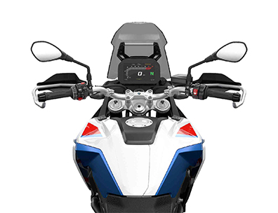  Auf dem Bild ist eine BMW F 900 GS abgebildet, ein großes, weiß-blau-rotes Motorrad, das auf einem weißen Hintergrund steht.  Das Bild zeigt eine Nahaufnahme der Front des Motorrads, von der Perspektive eines Fahrers. Man sieht den Lenker mit Spiegeln, das beleuchtete Armaturenbrett, das BMW-Logo und den Tank. Es ist sauber und glänzt, als wäre es brandneu.
