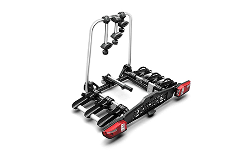 Das Bild zeigt die größere Variante, den BMW Pro 3.0. Dieser ist für drei Fahrräder konstruiert und verfügt dementsprechend über drei parallele Radschienen. Um alle drei Räder stabil zu halten, ist der silberne Haltebügel mit drei Befestigungsarmen ausgestattet. Die Konstruktion ist insgesamt etwas tiefer gebaut als beim 2.0-Modell, folgt aber derselben Designlinie mit den markanten roten Rücklichtern und dem robusten, schwarzen Rahmen.