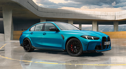 Türkisfarbener BMW M3 mit M Performance Parts in dynamischer Front-Seitenansicht.