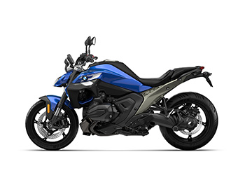 Blaue BMW R 1300 R in vollständiger Seitenansicht vor weißem Hintergrund.