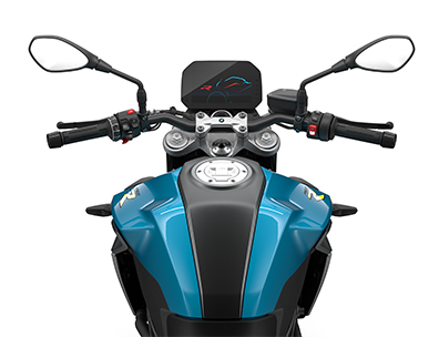 Das Bild zeigt die BMW F 900 R aus der Fahrerperspektive. Deutlich sichtbar sind der blau-schwarze Tank, die ergonomischen Lenkergriffe mit Bedienelementen sowie das moderne TFT-Display mit digitaler Anzeige. Die Ansicht vermittelt ein sportliches, auf Performance ausgelegtes Fahrerlebnis und unterstreicht die hochwertige Ausstattung der BMW F 900 R, erhältlich bei BMW-Rhein Motorrad.