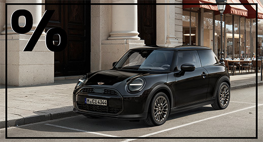 Ein schwarzer MINI in der klassischen, kompakten 3-Türer-Variante. Er steht in derselben eleganten Straßenszene wie der 5-Türer, vor den hellen Säulen und dem Café mit den roten Markisen. Das Fahrzeug wirkt sportlich und wendig. In der oberen linken Ecke befindet sich wieder das große schwarze Prozentzeichen.
