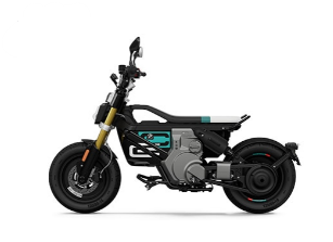 Ein schwarzes Elektromotorrad von BMW, schräg von der Seite fotografiert vor einem weißen Hintergrund. Der Rahmen ist kantig und minimalistisch. Ein hellblaues Akkupack ist deutlich im Rahmen zu sehen. Die Reifen sind relativ breit, und die Federung ist goldfarben.