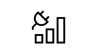 Dieses Icon kombiniert das Thema Energie mit Statistik und zeigt einen Netzstecker über einem Balkendiagramm. Oben links ist ein schräg nach unten gerichteter Stecker mit zwei Kontaktstiften zu sehen. Darunter befinden sich drei vertikale Balken unterschiedlicher Höhe, die von links nach rechts ansteigen und vermutlich den steigenden Energieverbrauch oder Ladefortschritt darstellen.