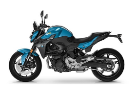 Ein modernes, sportliches Motorrad von BMW in den Farben Türkisblau und Schwarz. Es steht schräg von der Seite vor einem weißen Hintergrund. Es handelt sich um ein Naked Bike oder einen sportlichen Roadster mit dynamischen Linien.