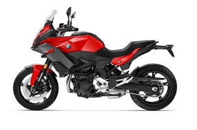 Ein sportliches Motorrad von BMW in den Farben Rot und Dunkelgrau. Es steht schräg von der Seite vor einem weißen Hintergrund. Das Motorrad hat eine kleine Windschutzscheibe und einen sportlichen, aggressiven Look.