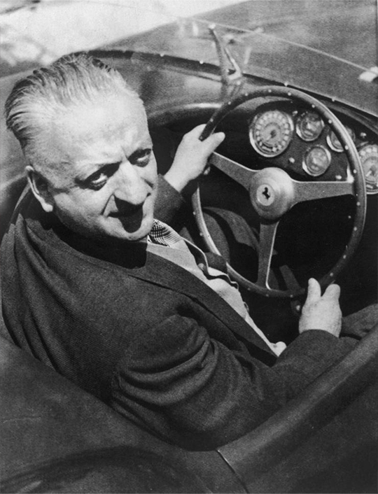 Enzo Ferrari in seinem MINI 