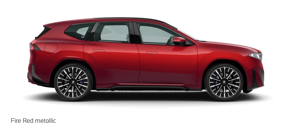  Das Bild zeigt die Seitenansicht eines roten BMW iX3 auf weißem Hintergrund. Das Fahrzeug hat sportliche Felgen mit blauen Bremssätteln. Unter dem Bild steht der Text „Fire Red metallic