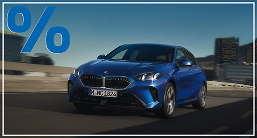 Das Bild zeigt einen blauen BMW 1er in Fahrt auf einer Straße vor urbaner Kulisse, mit einem großen blauen Prozentzeichen-Symbol in der linken oberen Ecke.