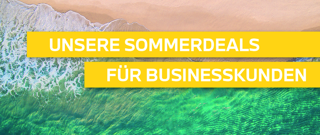 Luftaufnahme eines tropischen Strandes mit türkisfarbenem Meer und hellem Sand. Zwei gelbe Textfelder überlagern das Bild. Im oberen Feld steht "UNSERE SOMMERDEALS" und im unteren "FÜR BUSINESSKUNDEN