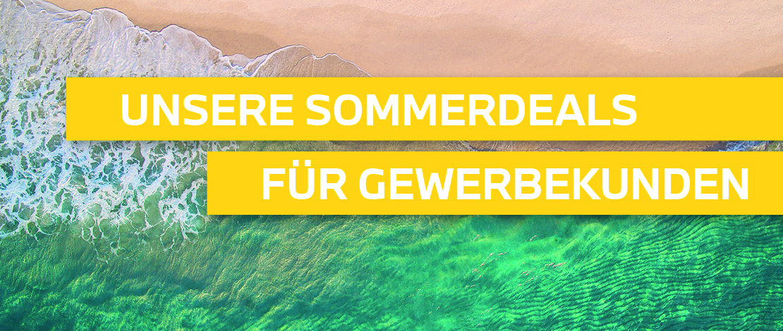 Luftaufnahme eines tropischen Strandes mit türkisfarbenem Meer und hellem Sand. Zwei gelbe Textfelder überlagern das Bild. Im oberen Feld steht "UNSERE SOMMERDEALS" und im unteren "FÜR GEWERBEKUNDEN"