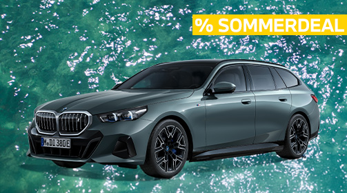 Ein dunkelgrüner BMW i5 Touring wird von vorne rechts vor einem Hintergrund aus glitzerndem Wasser präsentiert. In der oberen rechten Ecke befindet sich ein gelber Balken mit dem weißen Text "% SOMMERDEAL". Das Kennzeichen des Elektrofahrzeugs ist "M DI 380E".