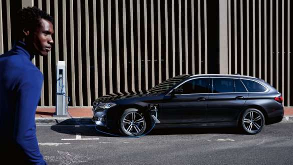 Das Laden der BMW 5er Touring Plug-in-Hybride.