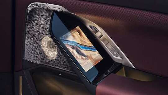 Fondtüren mit integrierten Touchscreens Fondtüren mit integrierten Touchscreens