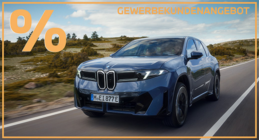 Ein blauer BMW iX3 mit dem Kennzeichen „M EI 877 E“ fährt durch eine grüne, hügelige Landschaft. Innerhalb des orangefarbenen Rahmens für Gewerbeangebote präsentiert sich das Fahrzeug mit einem futuristischen Frontdesign, das durch schmale Leuchten und eine markante weiße Umrandung geprägt ist. Die dynamische Unschärfe des Asphalts vermittelt den modernen Charakter des Elektrofahrzeugs.