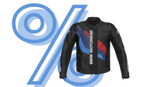 Dieses Bild zeigt vor einem weißen Hintergrund, der von einem großen, hellblau stilisierten Prozentzeichen (%) überlagert wird, eine schwarze, sportliche Motorradjacke. Die Jacke hat in der Mitte der Brust einen vertikalen, weißen Schriftzug "BMW Motorrad", flankiert von den charakteristischen Motorsportfarben Blau, Dunkelblau und Rot als dynamische Streifengrafik. Die Jacke hat einen kurzen Stehkragen und vermittelt einen aggressiven, rennsportorientierten Eindruck. Das prominente Prozentzeichen deutet auf eine Rabattaktion hin.