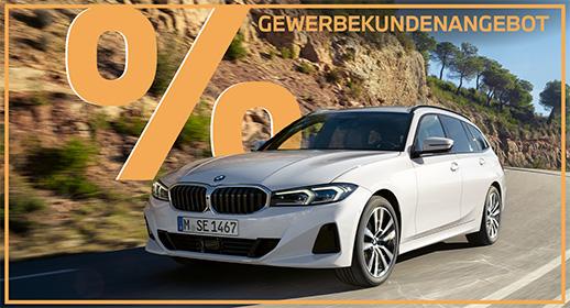 Das Bild zeigt einen weißen BMW 3er Touring, der auf einer kurvigen Straße fährt. Im oberen Teil des Bildes steht der Text „GEWERBEKUNDENANGEBOT“, und links ist ein großes, oranges Prozentsymbol zu sehen. Das gesamte Bild hat einen orangefarbenen Rahmen.