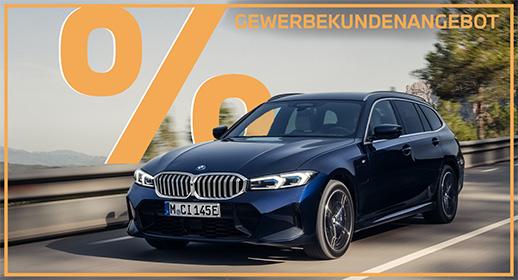 Das Bild zeigt einen dunkelblauen BMW 3er Touring Hybrid auf einer Straße. Oben steht der Text „GEWERBEKUNDENANGEBOT“ und links ein großes, oranges Prozentsymbol. Ein orangefarbener Rahmen umgibt das gesamte Bild.