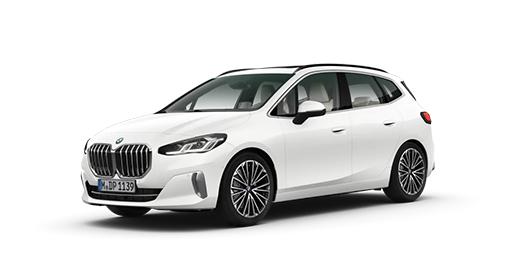Das Bild zeigt ein weißes Auto, genauer gesagt einen BMW 2er Active Tourer Plug-in-Hybrid. Man sieht das Auto von schräg vorne links. Es hat eine glänzende Oberfläche und ist vor einem neutralen, weißen Hintergrund freigestellt. Die Front ist dominiert von der charakteristischen BMW-Doppelniere und schmalen Scheinwerfern. Die Räder haben mehrspeichige Felgen in Silber und Schwarz.