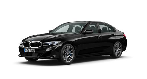 Das Bild zeigt eine schwarze BMW 3er Limousine Plug-in-Hybrid. Man sieht das Auto von schräg vorne. Es steht auf einem weißen Hintergrund. An der Front sind die typischen, breiten BMW-Nieren und schmale Scheinwerfer zu erkennen. Die Räder sind silbern, wobei man an den Bremsen blaue Details sehen kann, was auf den Hybridantrieb hinweist.