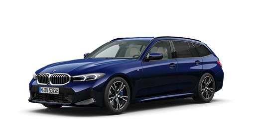 Das Bild zeigt ein dunkelblaues Auto, genauer gesagt einen BMW 3er Touring Plug-in-Hybrid. Die Aufnahme ist von schräg vorne gemacht, und das Auto ist auf einem weißen Hintergrund freigestellt. Es handelt sich um ein Kombi-Modell, was an der verlängerten Dachlinie und dem großen Heckbereich erkennbar ist. An der Front sind die BMW-Doppelniere und die schlanken Scheinwerfer zu sehen. Die Felgen sind dunkelgrau, und man kann blaue Bremssättel erkennen.