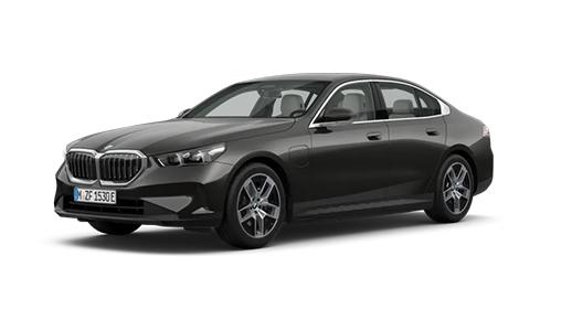 Das Bild zeigt eine dunkelgraue BMW 5er Limousine Plug-in-Hybrid. Die Aufnahme ist von schräg vorne links gemacht, das Auto ist vor einem weißen Hintergrund freigestellt. Es hat eine elegante, gestreckte Form. An der Front sind die für BMW typischen Nieren und die schmalen Scheinwerfer. Die Felgen sind mehrspeichig in einem helleren Grauton. Im hinteren Bereich des vorderen Radkastens ist eine Ladeklappe für den Plug-in-Hybrid-Antrieb zu erkennen.