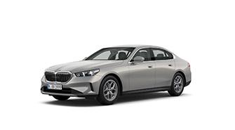  Das Bild zeigt einen silbergrauen BMW i4. Es ist eine viertürige Limousine, die schräg von vorne auf einem weißen, leeren Hintergrund steht. Das Kennzeichen "M HA 2990" ist auf der vorderen Stoßstange zu sehen.