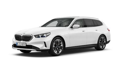 Das Bild zeigt einen weißen BMW 5er Touring Plug-in-Hybrid. Die Perspektive ist schräg von vorne links. Das Auto ist vor einem schlichten, weißen Hintergrund freigestellt. Als Kombi hat es eine verlängerte, fließende Dachlinie. Die Front ist mit der typischen BMW-Doppelniere und modernen, schmalen Scheinwerfern gestaltet. An den Seiten fallen die sportlich aussehenden, mehrspeichigen Felgen in Schwarz-Silber auf. Eine kleine Klappe am vorderen Kotflügel deutet auf den Plug-in-Hybrid-Antrieb hin.