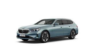  Das Bild zeigt einen hellblauen BMW i5 Touring (Kombi). Es steht schräg von vorne auf einem weißen, leeren Hintergrund. Es hat einen großen Kühlergrill und eine Dachreling. Das Kennzeichen "M DJ 9636" ist auf der vorderen Stoßstange zu sehen.