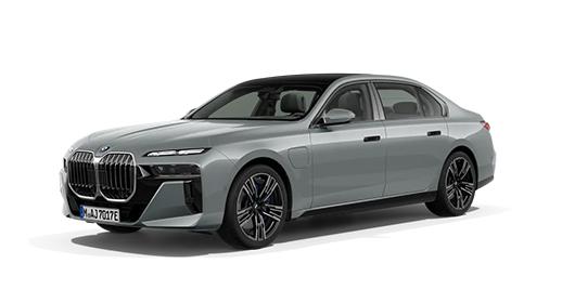 Das Bild zeigt eine elegante, silberne BMW 7er Limousine Plug-in-Hybrid. Die Aufnahme ist von schräg vorne links. Das Auto ist vor einem weißen Hintergrund freigestellt. Die Front ist sehr markant mit einer großen, vertikalen Doppelniere und schmalen Scheinwerfern. Das Dach ist schwarz und steht im Kontrast zur silbernen Lackierung. Die Felgen sind mehrspeichig in Schwarz und Silber gehalten. Der Wagen wirkt insgesamt sehr repräsentativ und luxuriös.