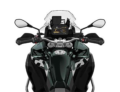  Auf dem Bild ist eine BMW F 900 GS Adventure abgebildet, ein großes, schwarzes und graues Motorrad, das auf einem weißen Hintergrund steht.  Das Bild zeigt eine Nahaufnahme der Front des Motorrads, von der Perspektive eines Fahrers. Man sieht den Lenker mit Spiegeln, das beleuchtete Armaturenbrett, das BMW-Logo und den Tank. Es ist sauber und glänzt, als wäre es brandneu.