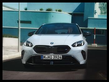 Die Frontalansicht des BMW M135 xDrive zeigt das neue, flachere Scheinwerferdesign und die markante M-spezifische Niere mit horizontalen Stäben.