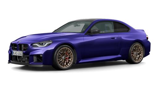 Ein sportliches BMW M2 CS Coupé in leuchtendem Metallic-Blau steht auf einem weißen Hintergrund. Es hat goldene Felgen mit roten Bremssätteln und markante schwarze Aerodynamikelemente an der Front.