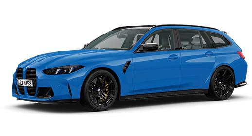 Ein sportlicher BMW M3 Competition Touring in leuchtendem Blau steht auf einem weißen Hintergrund. Er verfügt über schwarze Felgen mit gelben Bremssätteln und ein schwarzes Dach.