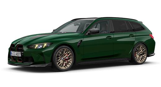 Ein sportlicher BMW M3 CS Touring in dunklem Metallic-Grün steht auf einem weißen Hintergrund. Er hat goldene Felgen mit roten Bremssätteln und einen schwarzen Grill.