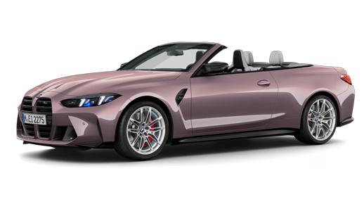 Ein elegantes BMW M4 Competition Cabriolet in mattem Lila steht auf einem weißen Hintergrund. Das Verdeck ist geöffnet, und man sieht die silbernen Felgen mit roten Bremssätteln.