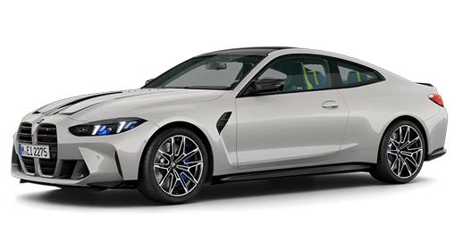 Ein sportliches BMW M4 Competition Coupé in hellem Grau steht auf einem weißen Hintergrund. Es hat schwarze Felgen mit blauen Bremssätteln, zwei schwarze Streifen über der Motorhaube und blau-gelbe Akzente im Innenraum, sichtbar durch die Scheiben.